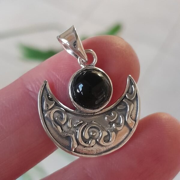 Colgante de media luna de plata 925 con una piedra central de ónix negro