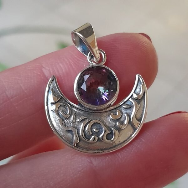 Colgante de plata con forma de luna creciente y una piedra central de topacio