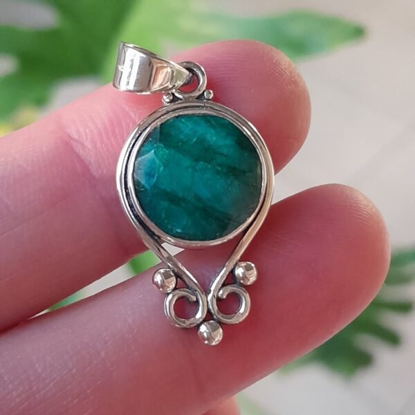 Colgante de plata con una piedra verde esmeralda facetada