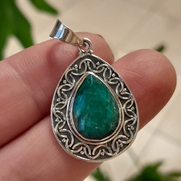 Colgante de plata 925 con una piedra verde facetada