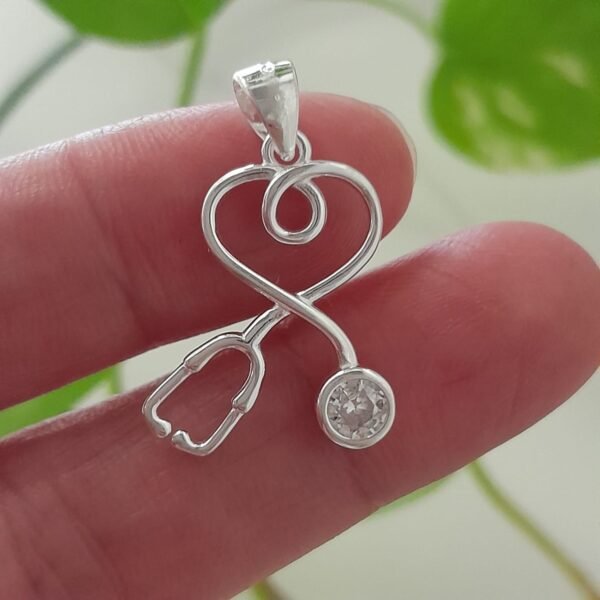 Estetoscopio y corazón brillo-dije italiano