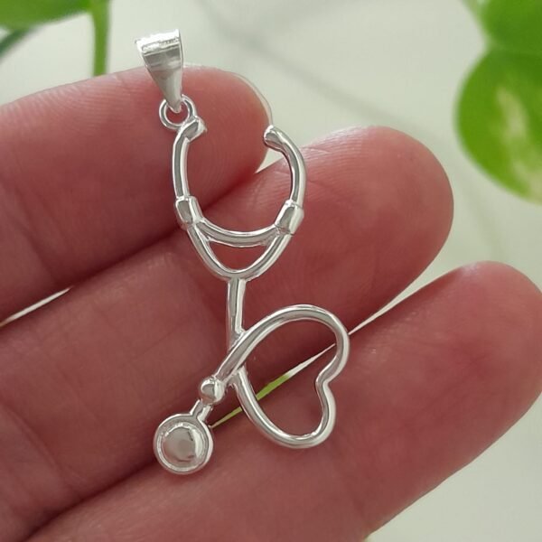 Estetoscopio y corazón liso-dije italiano