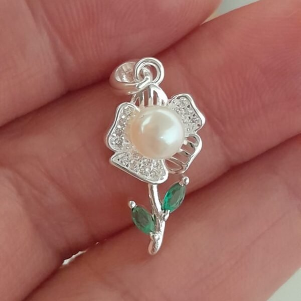 Flor con perla de río y brillo-dije italiano