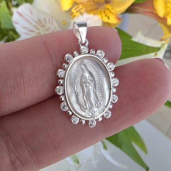 Medalla virgen de guadalupe en nácar con cubic