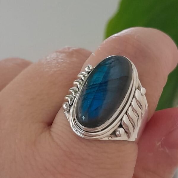 Anillo de plata 925 con una piedra de labradorita natural estilo bohemio