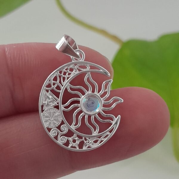 Luna con triqueta celta, nudo de brujas y sol de piedra