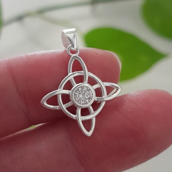 Nudo de bruja blanco-dije italiano