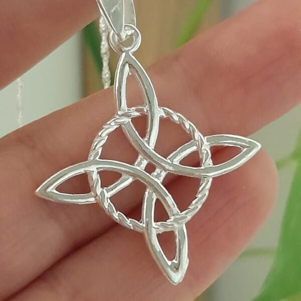 Nudo de bruja liso-conjunto italiano