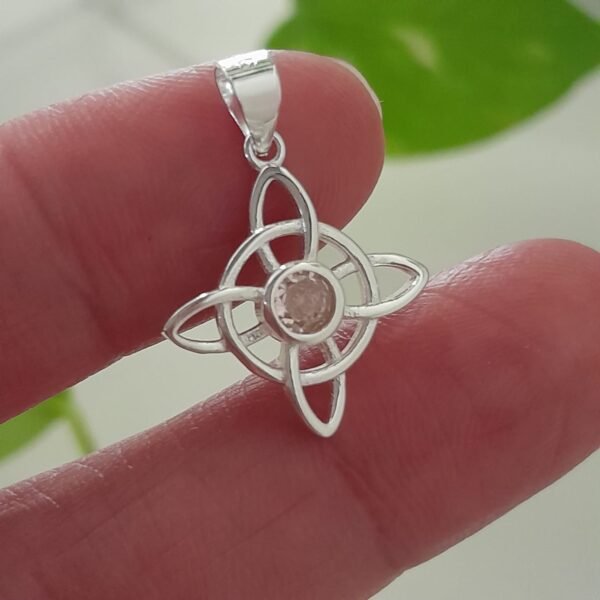 Nudo de bruja rosa-dije italiano