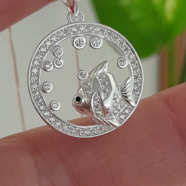 Pez y brillos-dije italiano