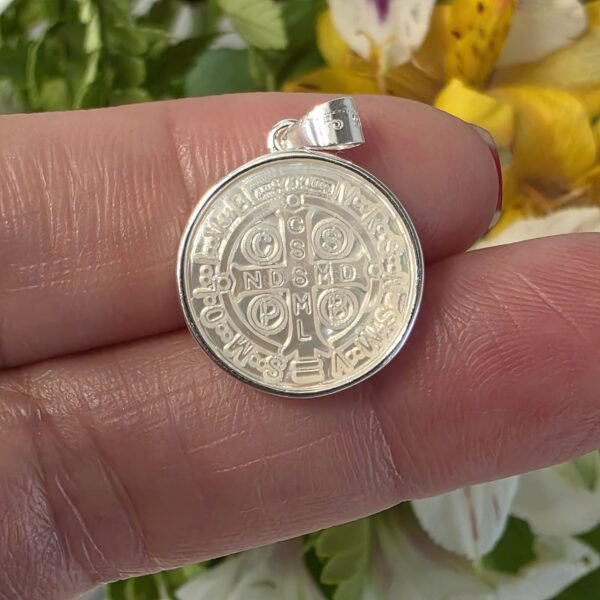 Medalla san benito grabada en nácar-dije italiano
