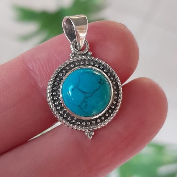 Dije de plata 925 con una piedra turquesa natural de estilo bohemio