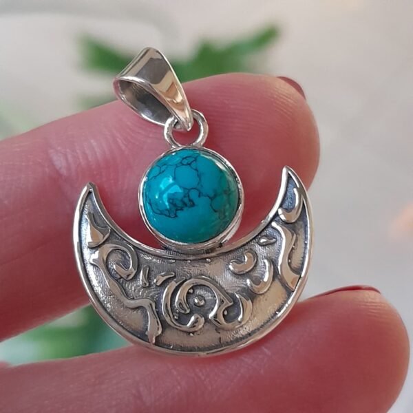 Colgante de media luna de plata con una piedra turquesa