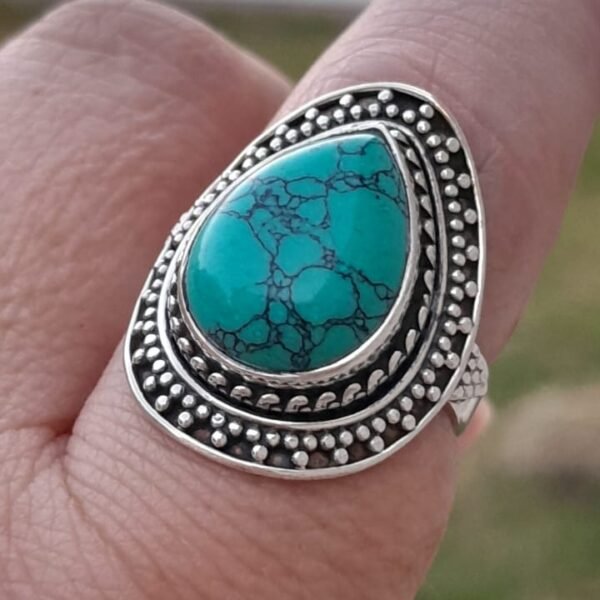 Anillo bohemio con piedra turquesa engarzada en plata 925