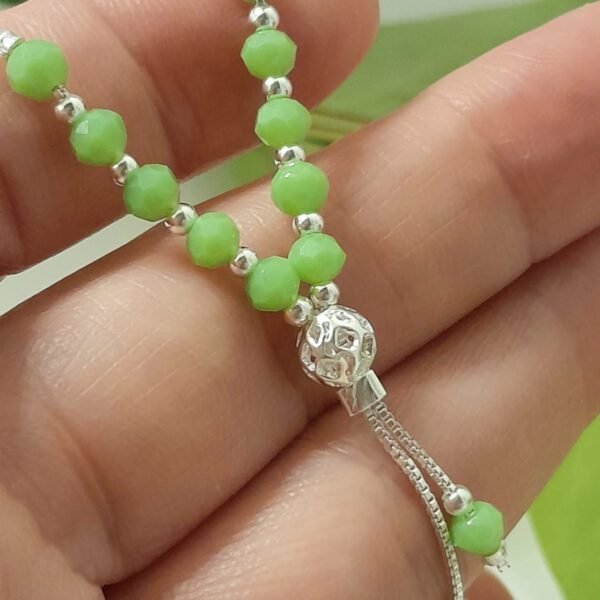 Corbatero laminado con cristal de roca verde claro