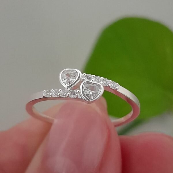 Anillo italiano dos corazones con cubic blanco