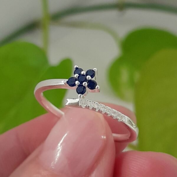 Anillo italiano flor con cubic azul