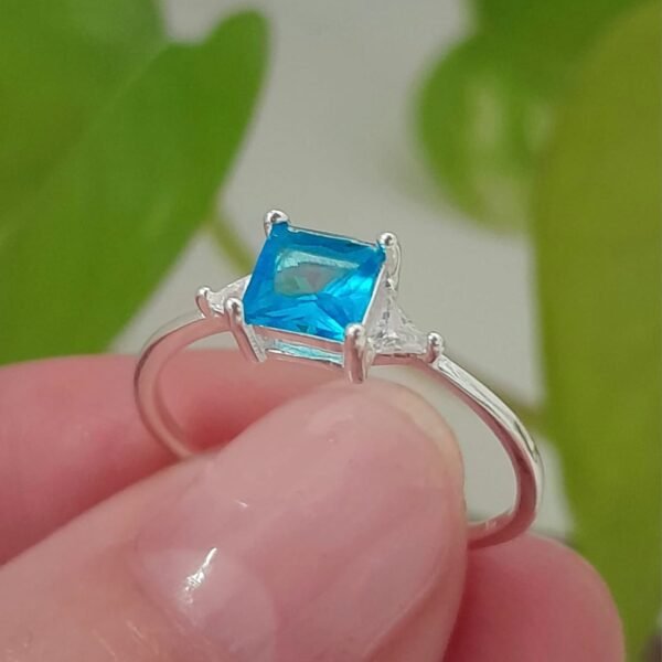 Anillo italiano cubic celeste cuadrado