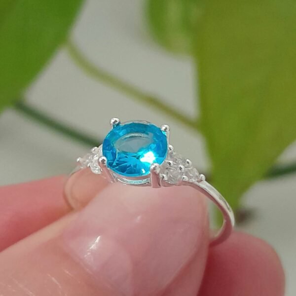 Anillo italiano cubic celeste redondo