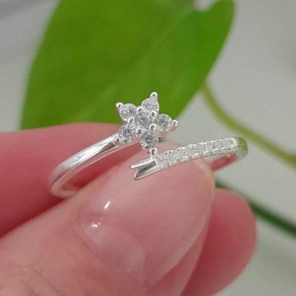 Anillo italiano flor cubic blanco