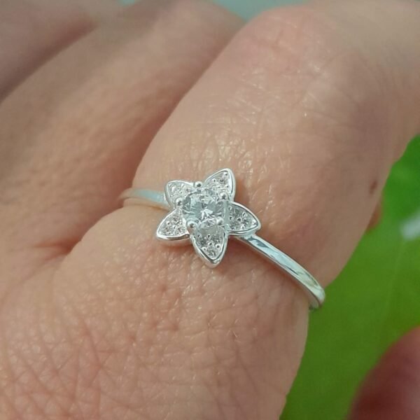 Anillo italiano flor con cubic