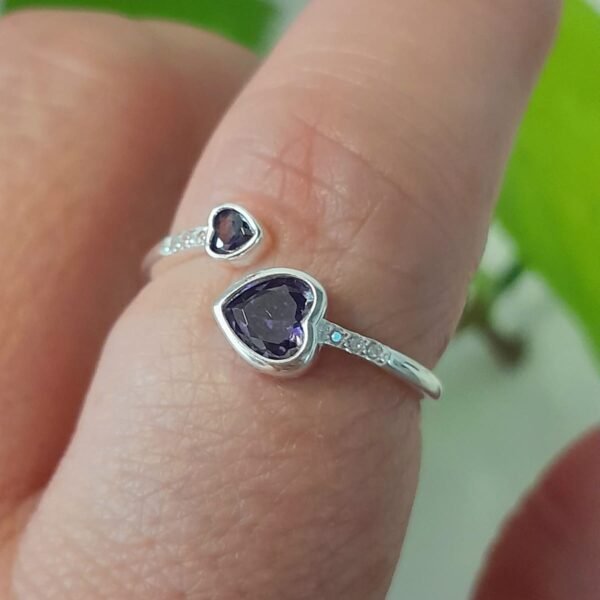 Anillo italiano dos corazones ajustable con cubic violeta