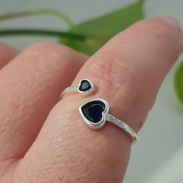 Anillo italiano dos corazones ajustable con cubic azul