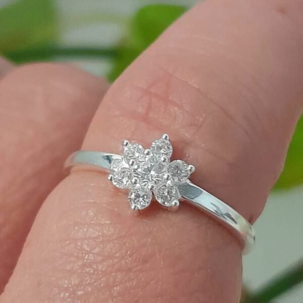 Anillo italiano flor con cubic blanco