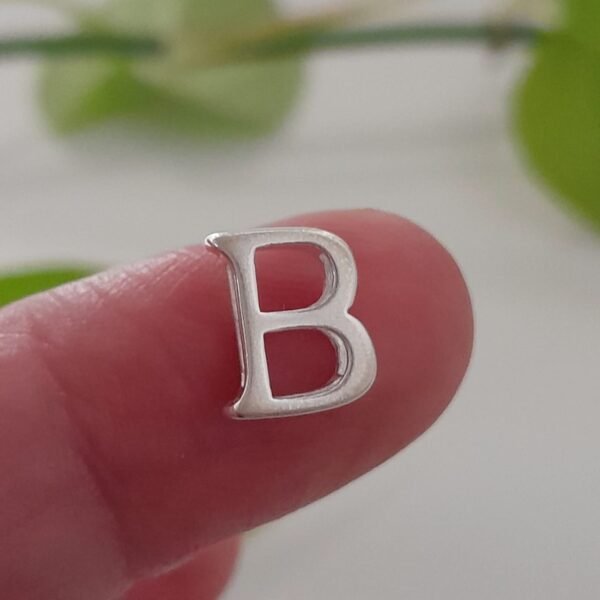 Inicial B laminada pasante lisa