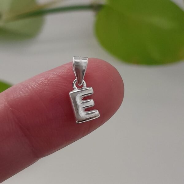 Inicial E italiana lisa