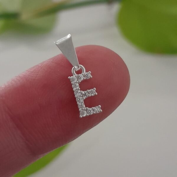 Inicial E laminada con brillo