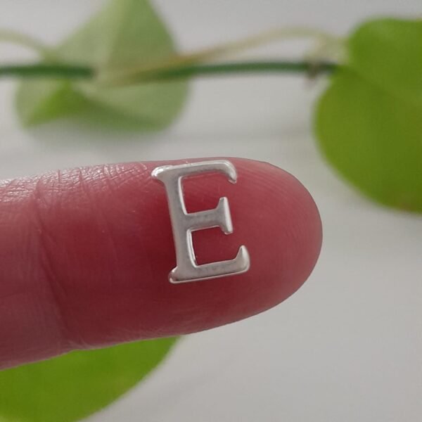 Inicial E laminada pasante lisa