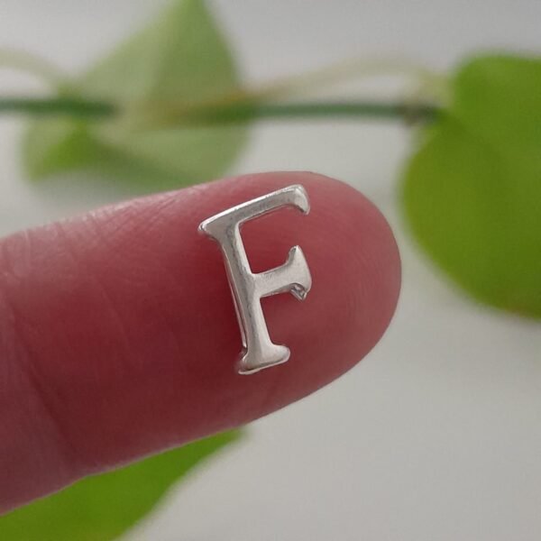 Inicial F laminada pasante liso