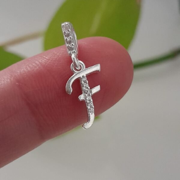 Inicial F italiana con brillo