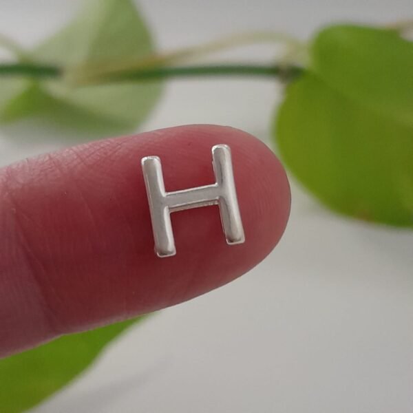 Inicial H laminada pasante liso