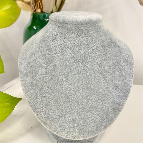 Cuello exhibidor de cadenas gris