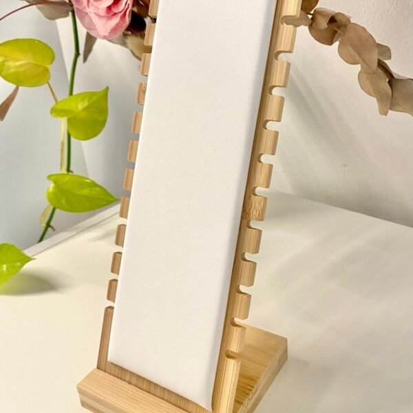 Exhibidor de cadenas de madera
