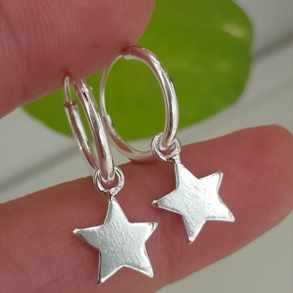 Argolla italiana con dije estrella lisa colgante