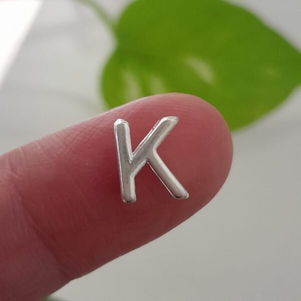 Inicial K laminada pasante lisa