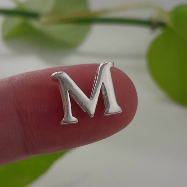 Inicial M laminada pasante lisa