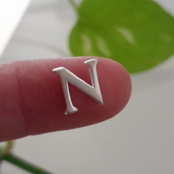 Inicial N laminada pasante liso