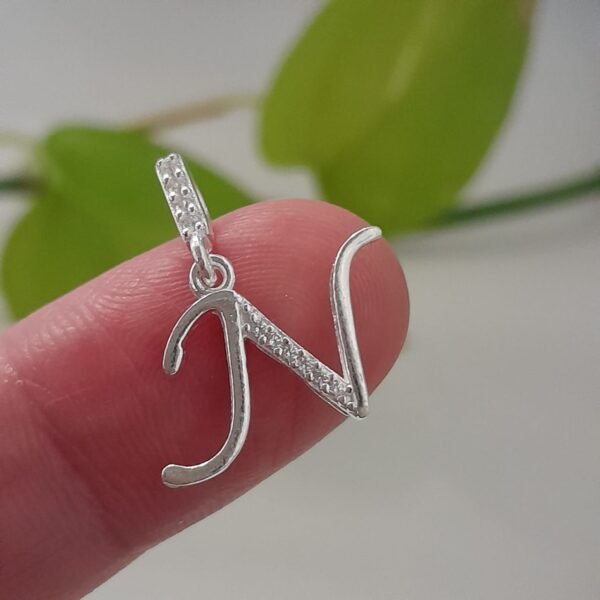 Inicial N italiana con brillo