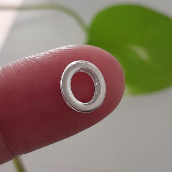 Inicial O laminada pasante lisa