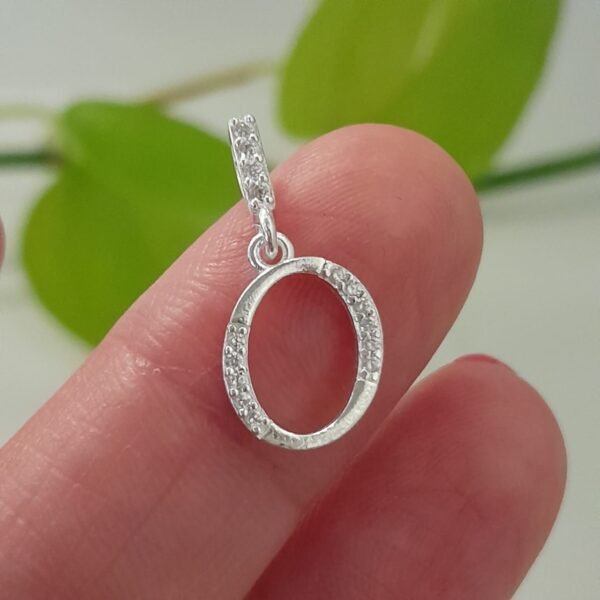 Inicial O italiana con brillo