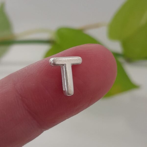 Inicial T laminada pasante lisa