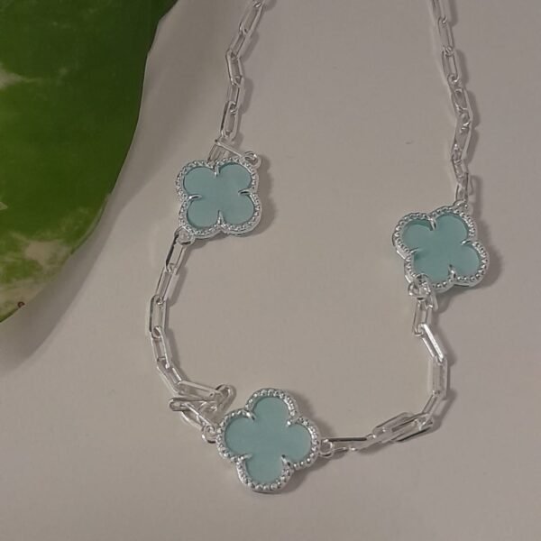 Chocker trébol laminado celeste