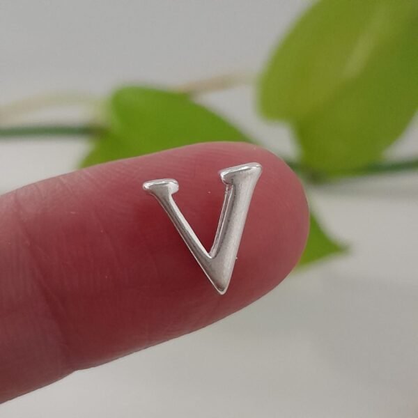 Inicial V laminada pasante liso