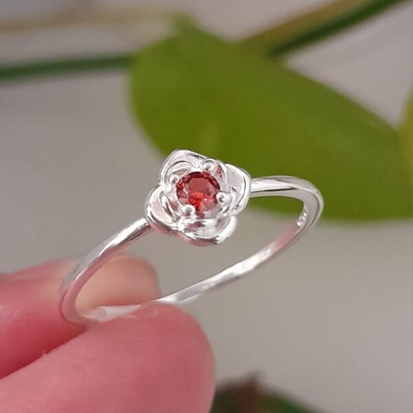 Anillo italiano flor centro de cubic rojo