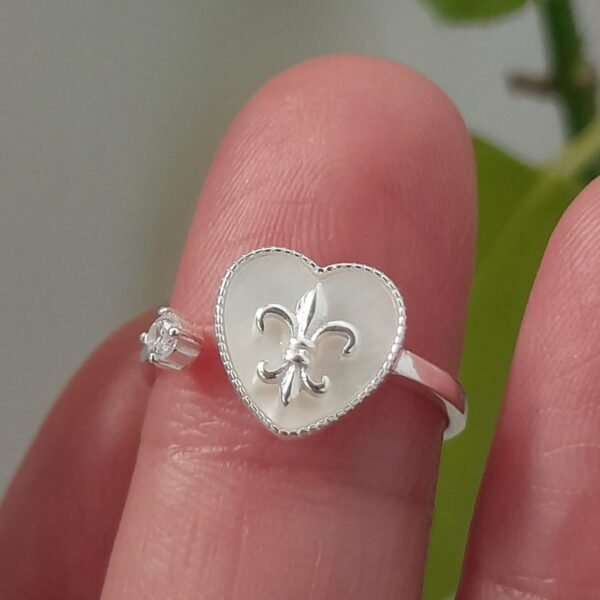 Anillo italiano flor de liz con nacar ajustable