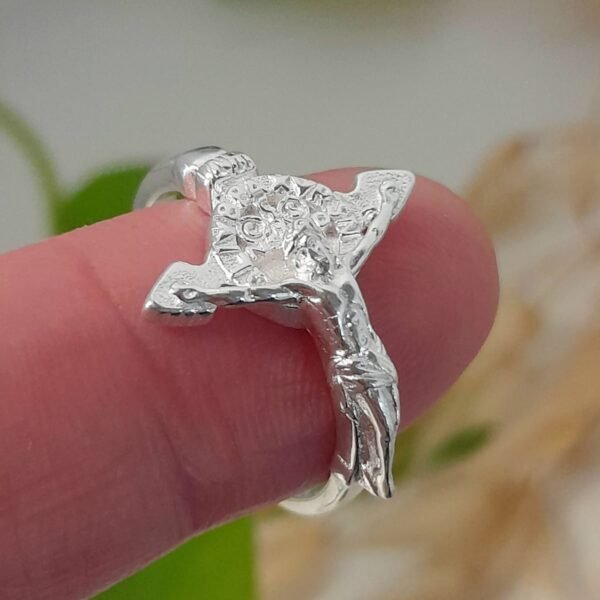 Anillo italiano cruz con cristo ajustable